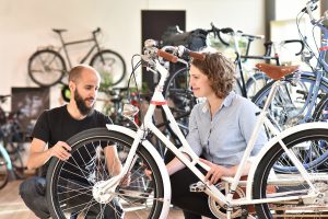 Der Fahrradladen Velo Wunderlich hat ein großes Sortiment an Fahrrädern und Zubehör