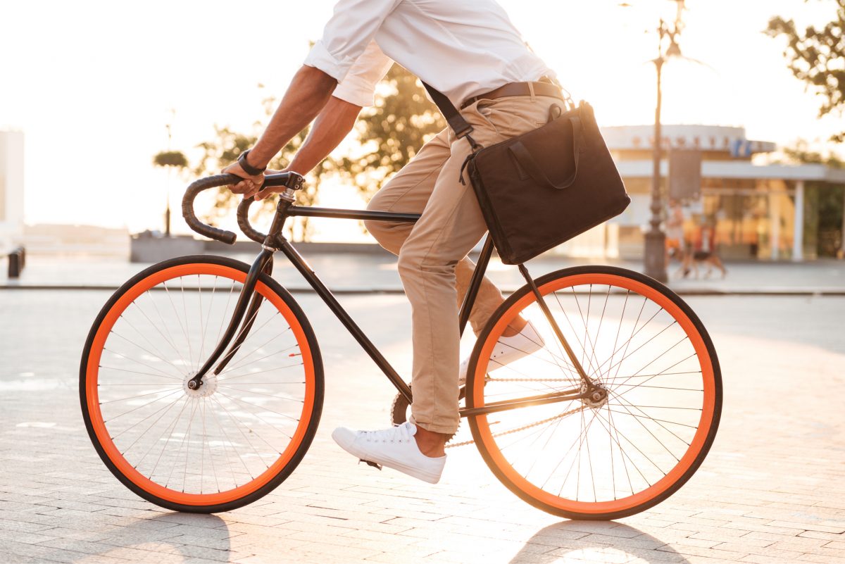 Mann auf geleastem Fahrrad